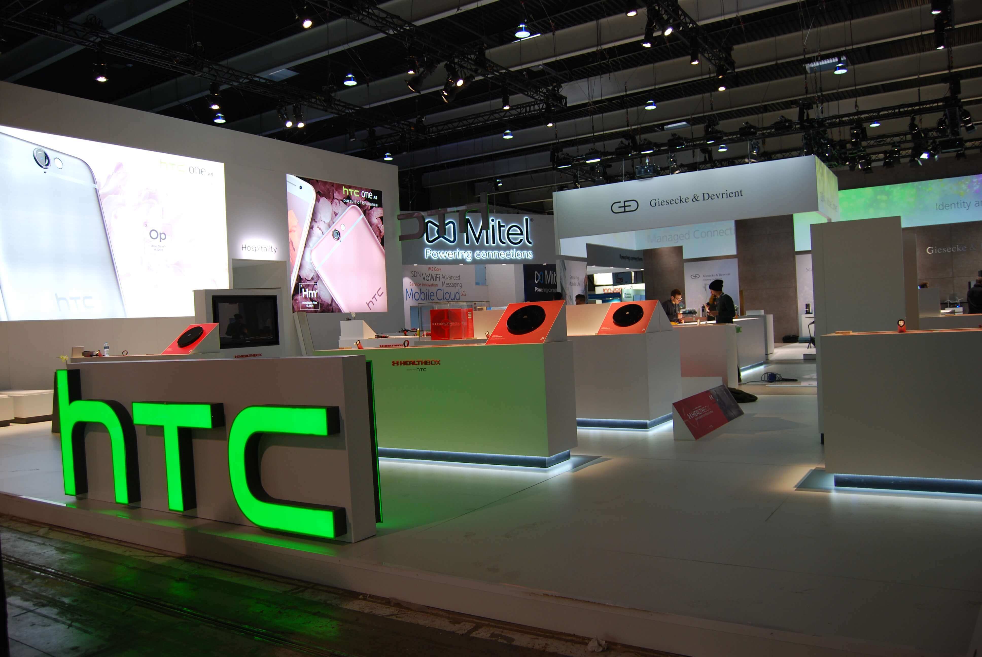 Stand HTC angle exhibits